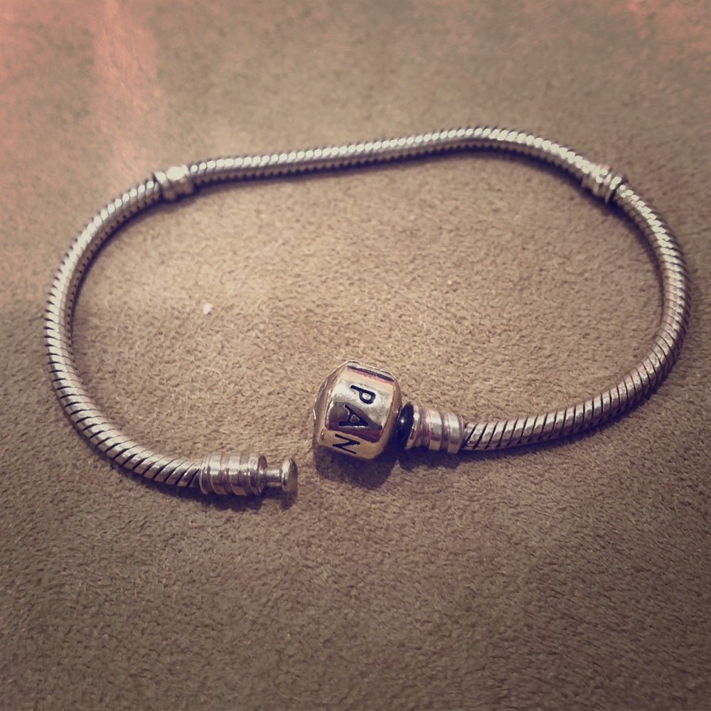Pandora 7 inch silver bracelet ❤️